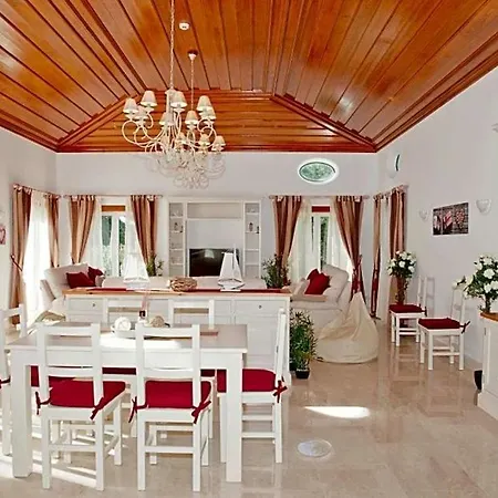 Olhos De Agua Sleeps 10 Pool Air Con Wifi